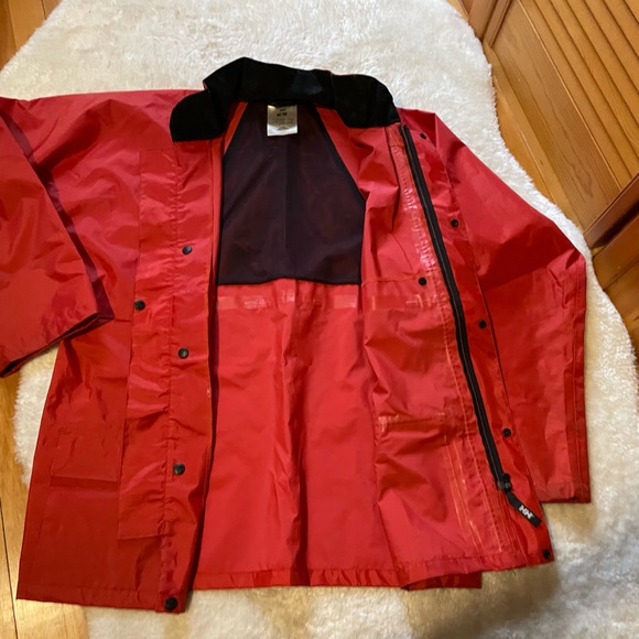 Men’s US M Helly Hansen water proof rain jacket - Picture 3 of 6